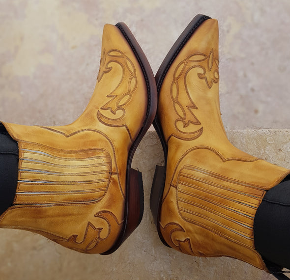 Urban and stylish yellow men's ankle boots in handcrafted leather