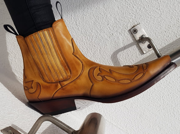 Urban and stylish men's ankle boots in aged yellow leather